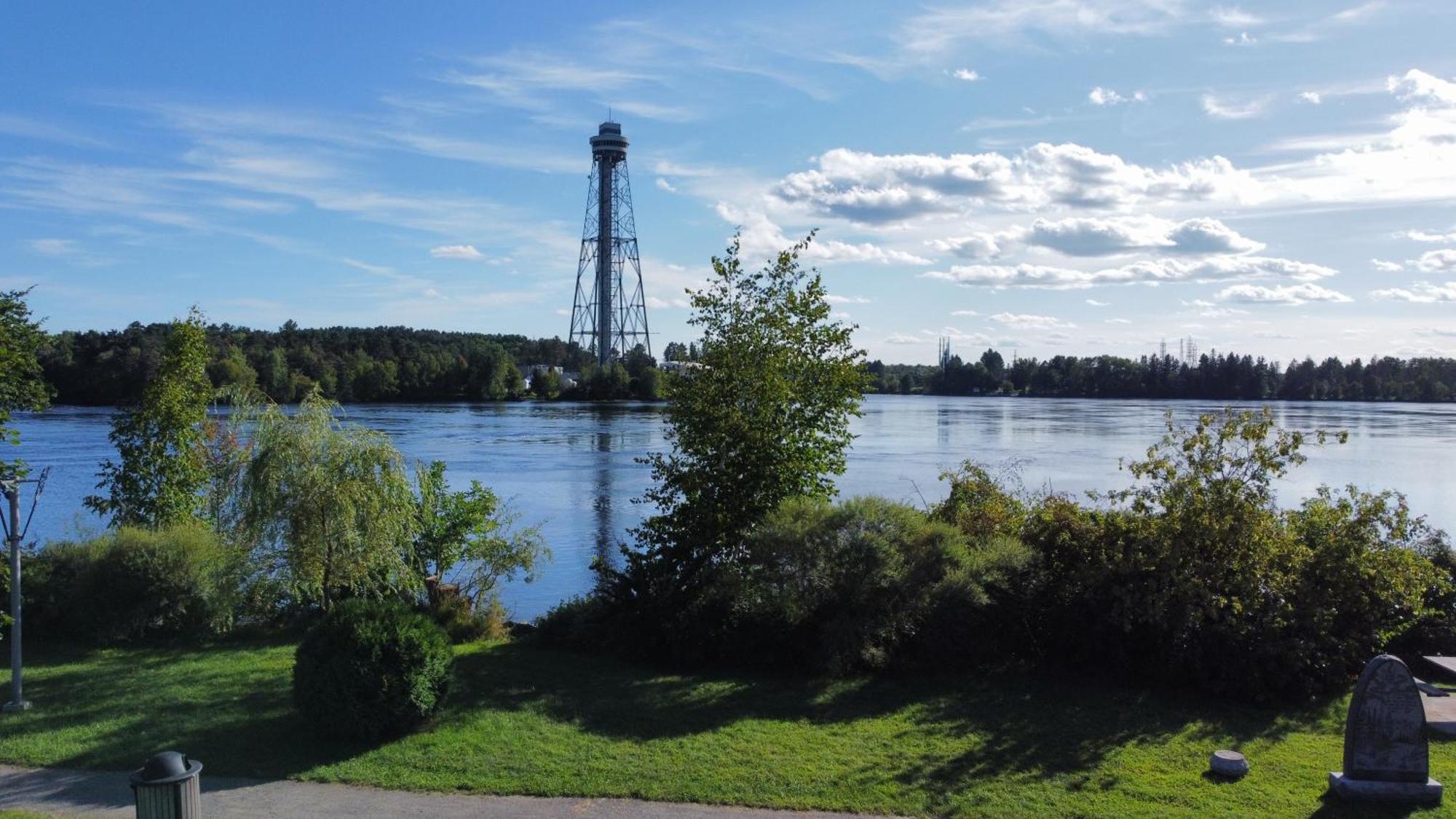 Hotel Energie Shawinigan Bagian luar foto